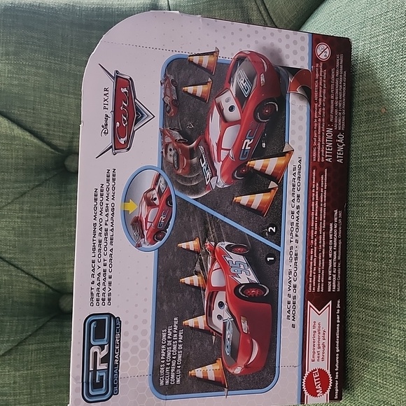 Disney Pixar Cars Drift & Race Lightning McQueen Toy Car - Picture 3 of 8
